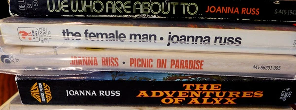 Bücherstapel mit Werken von Joanna Russ.