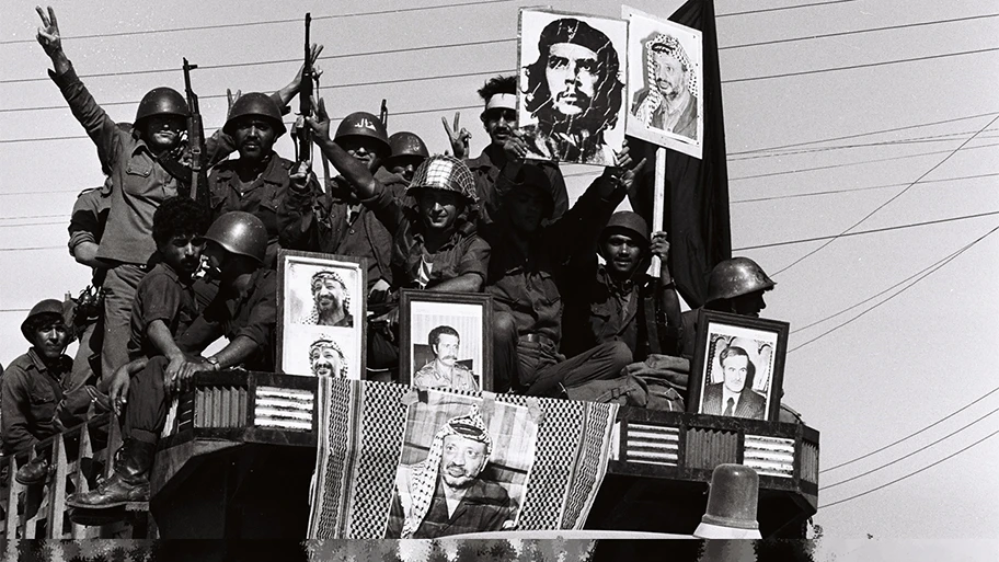 Syrische PLO-Soldaten auf einem Lastwagen im Rahmen der Evakuierung der syrischen Streitkräfte aus Beirut, August 1982.