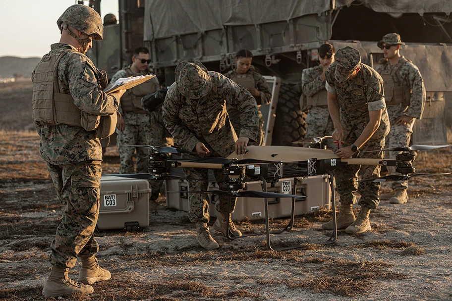US-Marinesoldaten bauen eine Drohne des Typs TRV-150 (TRUAS) zusammen, 19. Oktober 2022.