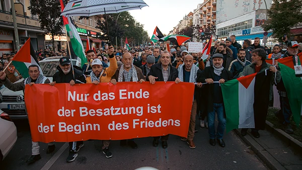 Propalästinensische Demo in Kreuzberg, Berlin. Mit einem Schild, auf dem steht: "Nur das Ende der Besatzung ist der Beginn des Friedens", 21. Oktober 2023.