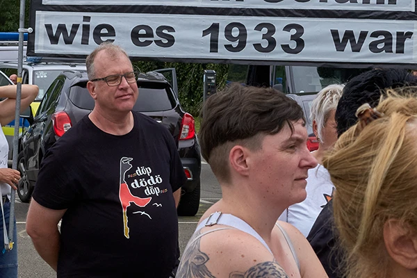 Compact-Sommerfest-Ersatzveranstaltung »WIR für Frieden und Freiheit« am 27.07.2024 in Gera: Demonstrant mit kaschierter "Ausländer raus"-Botschaft.