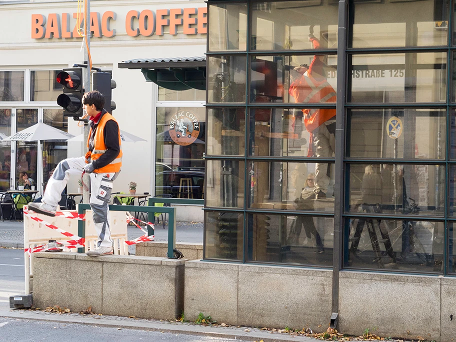 Pamphlet gegen einen Platz, wo man zwar kaum sitzen, aber was schaffen darf