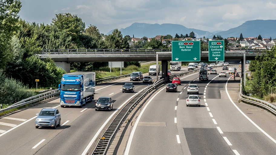 A1-Autobahnbrücke über die Wigger bei Rothrist im Kanton Aargau.