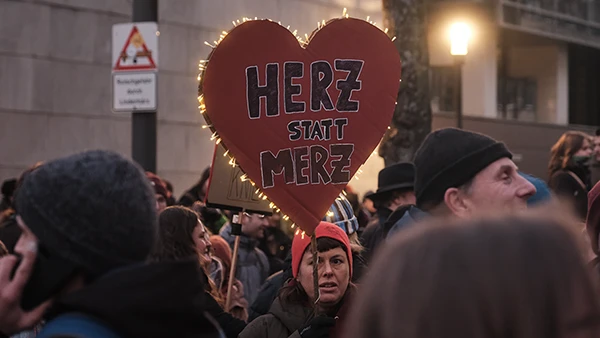 Schild präsentiert während der Demo vom 01.02.2025 in Aachen.