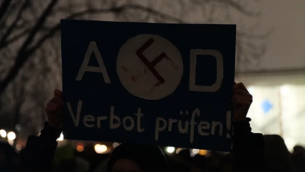 Kundgebung am 12. Januar 2024 vor dem Bundeskanzleramt in Berlin mit der Forderung ein Verbot der AFD zu prüfen.