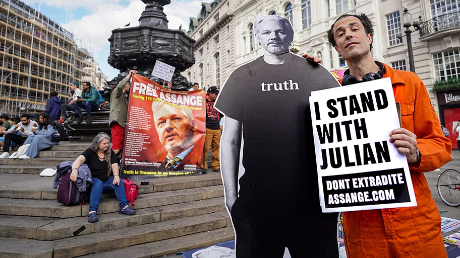 Protestaktion gegen die Inhaftierung von Julian Assange auf dem Piccadilly Circus in London, Juli 2023.
