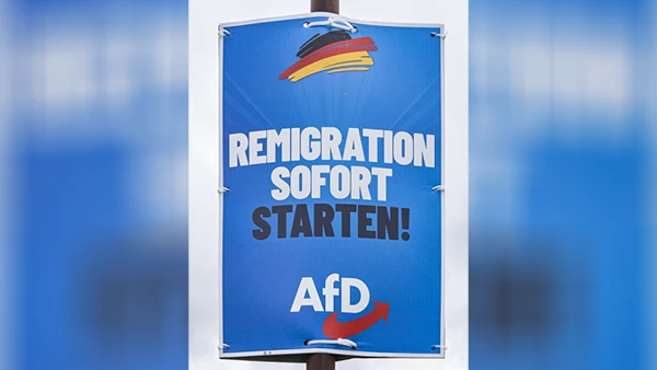 Wahlplakat des rechtsextremistischen Landesverbands "AfD Thüringen" im thüringischen Mödlareuth zur EU-Wahl 2024.