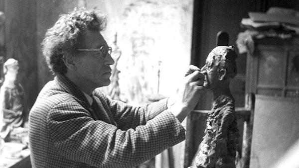 Alberto Giacometti in seinem Atelier in Paris.