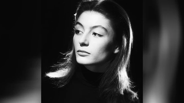 Die französische Filmschauspielerin Anouk Aimée spielt in dem Film die Rolle von Anne Gauthier.