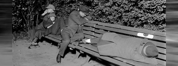 Obdachlose auf einer Parkbank in Berlin, Mai 1931.