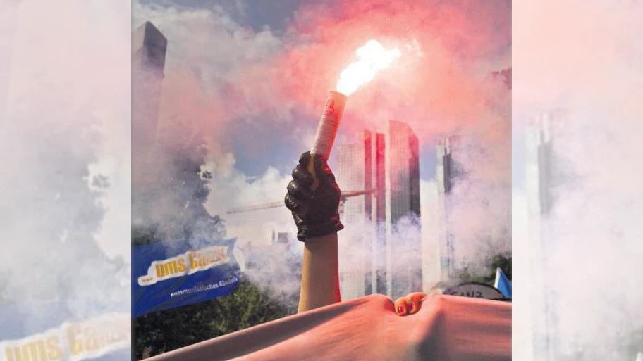 Fackel im Ums-Ganze-Block der Abschlussdemonstration von Blockupy Frankfurt 2012.