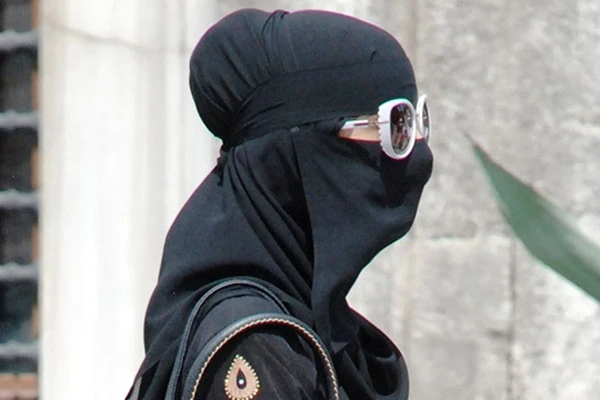 Frau mit Burka in Sultanahmet, Istanbul.