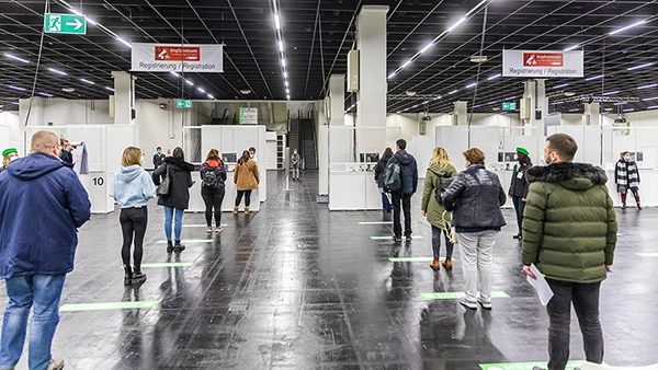 COVID-19-Impfzentrum in Halle 4 der Kölnmesse, Köln. Testlauf. Darsteller durchlaufen die verschiedenen Stationen.