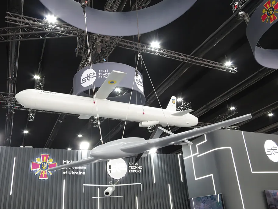Das UAV „Chaklun“ und der Marschflugkörper „Destinus“ auf der IDEX 2025.