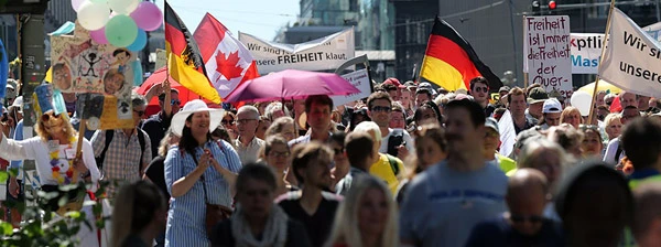 Demonstration von und Verschwörungsgläubigen und Rechtsextremen unter dem Motto „Tag der Freiheit – Das Ende der Pandemie“, August 2020.