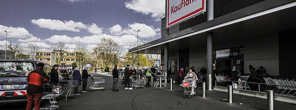 Anstehen vor dem Kaufland in Frankfurt während der Corona-Krise, März 2020.