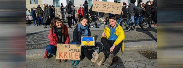 Demonstrantinnen protestieren gegen den Krieg in der Ukraine, Friedrichstrasse, Berlin, 27.02.22.