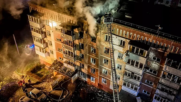 Wohngebäude in Ternopil im Westen der Ukraine nach dem Einschlag einer russischen Drohne in der Nacht zum 2. Dezember 2024.