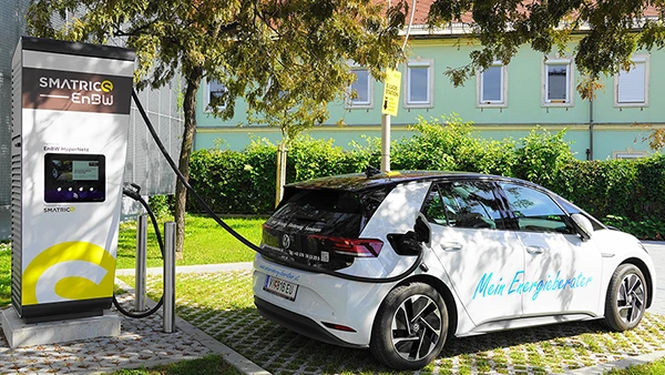 Elektroauto an einem Schnellladesystem in Villach, Österreich.