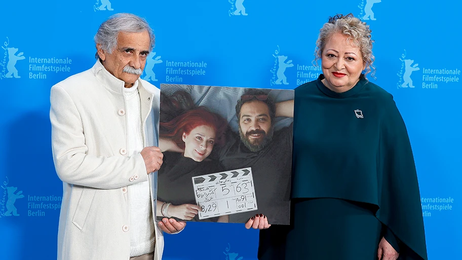 Esmail Mehrabi und Lily Farhadpour mit einem Foto von Maryam Moghaddam und Behtash Sanaeeha (Berlinale 2024).