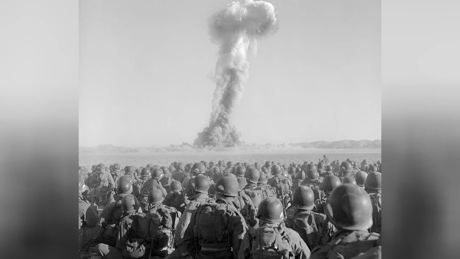 Atombombentest auf der Nevada Test Site während des Manövers Desert Rock, 1. November 1951.