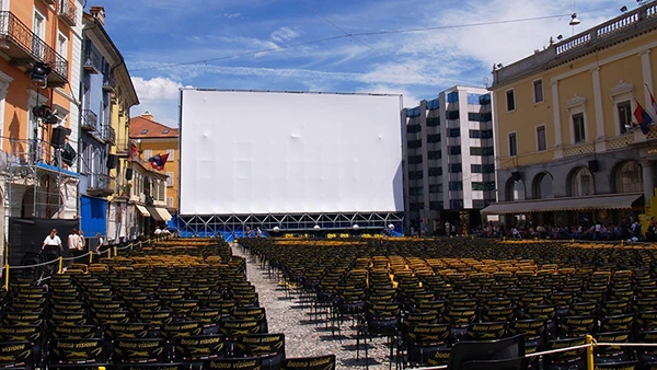 Die Piazza Grande in Locarno (Schweiz) während des Internationalen Filmfestivals.