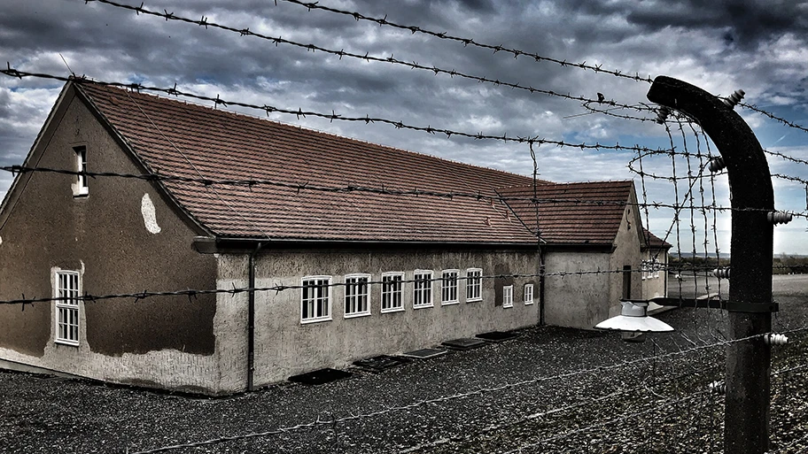 Ehemalige Häftlingskantine des KZ Buchenwald mit Blick durch den Sicherheitszaun.