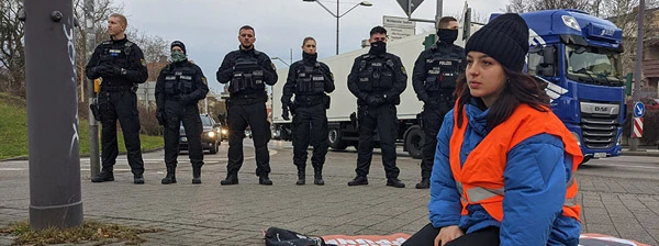 Blockade der Letzten Generation in Halle am 20. Februar 2022.