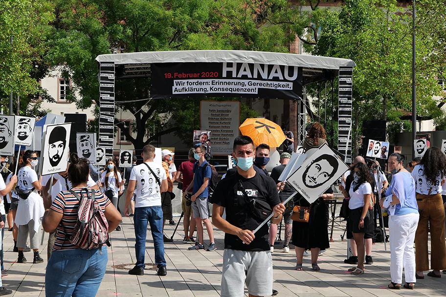 Kundgebung anlässlich des Halbjahrestags des Terroranschlags in Hanau am 19. Februar 2020 am 19. August in Hanau.