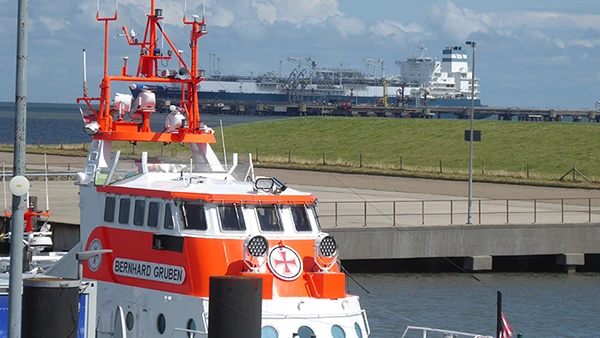 LNG-Terminal im Hafen von Hooksiel etwas nördlich von Wilhelmshaven.