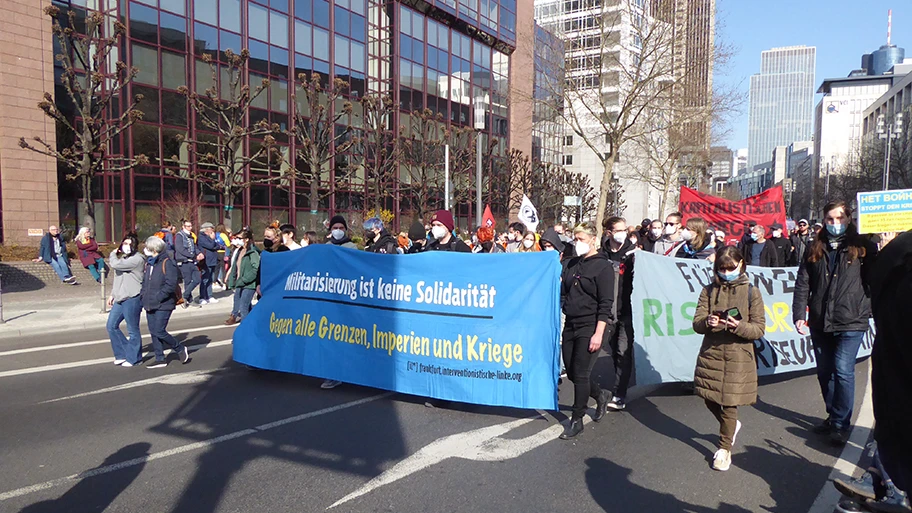 Interventionistische Linke mit Transparent bei Demonstration gegen den Angriff auf die Ukraine. Frankfurt am Main, 13. März 2022.