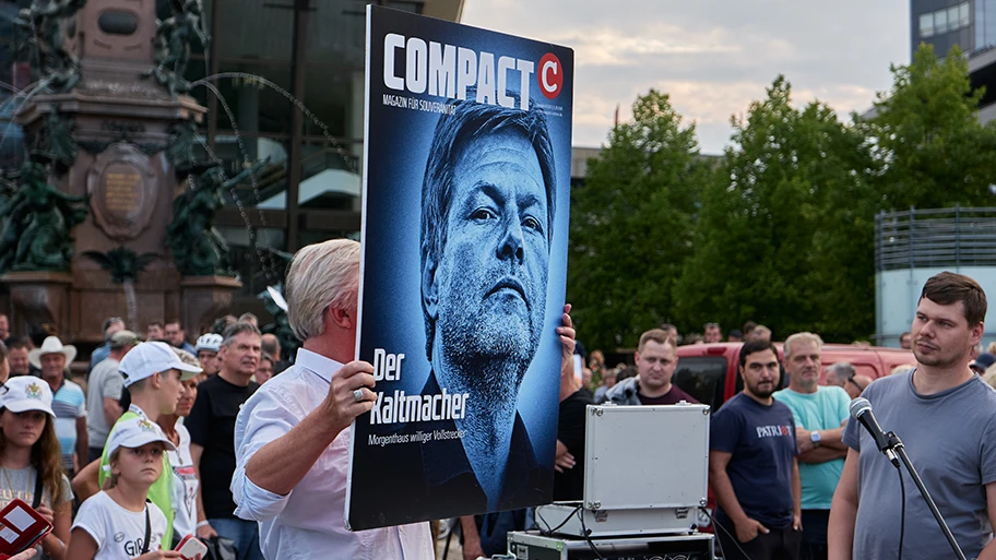 Jürgen Elsässer am 5. September 2022 auf dem Augustusplatz in Leipzig bei einer Kundgebung der »Freien Sachsen«, einen Werbeträger für das Compact Magazin hochhaltend.
