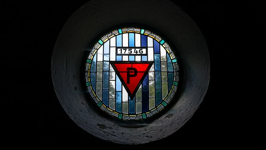 Das rote Dreieck steht für die Klassifikation der Nationalität des Häftlings im ehemaligen KZ Flossenbürg, der Buchstabe für die Staatsangehörigkeit.