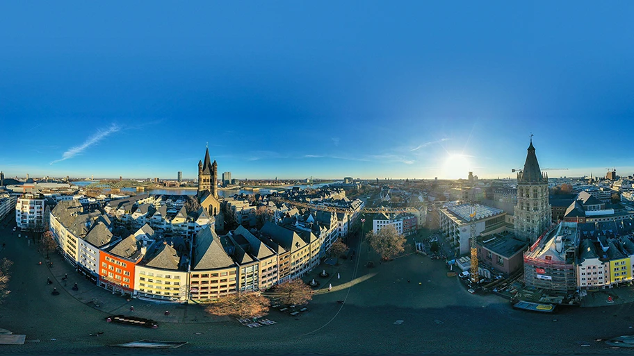 Rundum-Panorama aus etwa 40 Metern Höhe über der Mitte des Alter Markt in Köln. Aufgenommen in der Zeit des Corona-Lockdowns Ende des Jahres 2020.