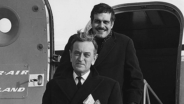 Regisseur David Lean und Schauspieler Omar Sharif während den Dreharbeiten zu "Doktor Schiwago" in Finnland, März 1965.