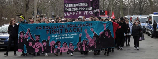 Demonstration "Feministischer Kampftag 2017" mit dem Motto "No Rollback! Hollaback! Fight Back! Feministische Kämpfe in die Offensive" in Leipzig.