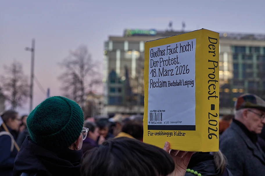 Demonstration gegen Kulturstaatsminister Wolfram Weimer auf dem Augustusplatz vor der Eröffnung der Leipziger Buchmesse am 18.03.2026.