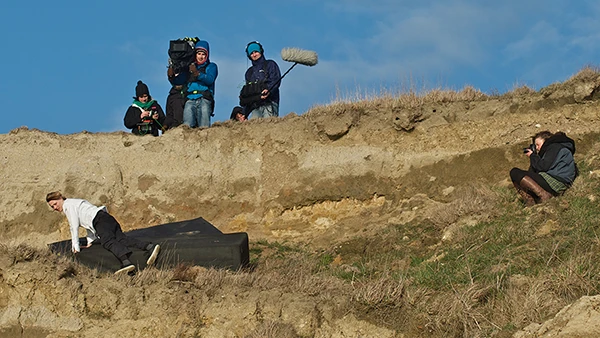 Dreharbeiten zum Film "Love Steaks" an der Steilküste südlich von Ahrenshoop im März 2012. Links, in weißer Jacke die Hauptdarstellerin Lana Cooper.