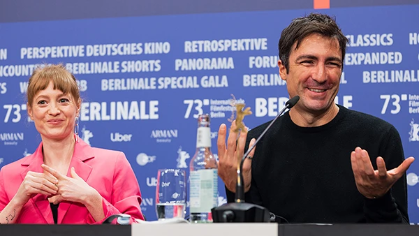 Leonie Benesch und İlker Çatak bei der Vorstellung des Films "Das Lehrerzimmer" auf der Berlinale 2023.