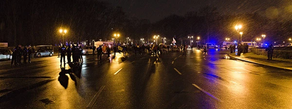 Protest des Manifests für den Frieden von Sarah Wagenknecht und Alice Schwarzer mit der Forderung die Ukraine nicht mehr in ihrem Kampf gegen die russische Invasion zu unterstützen.