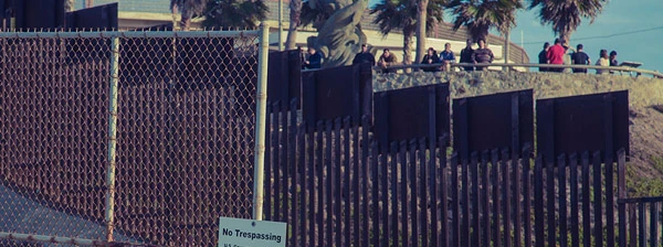 Grenzzaun am pazifischen Ozean in Tijuana zwischen Mexiko und der USA.