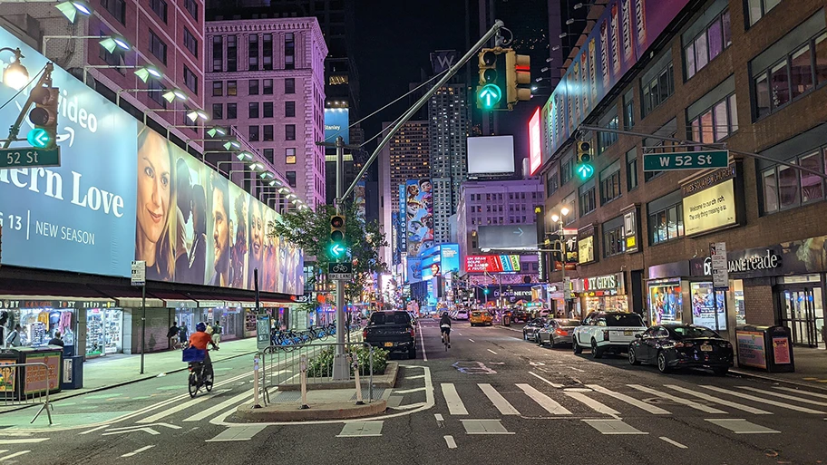 Werbung für den Kinofilm "Paw Patrol" am Times Square, New York.