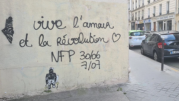 Graffiti in Paris zur Unterstützung der Nouveau Front Populaire. Vive l'amour et la Révolution, 1. Juli 2024.