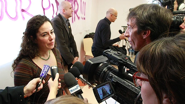 Pinar Selek an einer Pressekonferenz in Strassburg, Januar 2013.