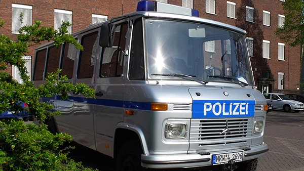 Polizeiauto vor dem Polizeipräsidium Duisburg.