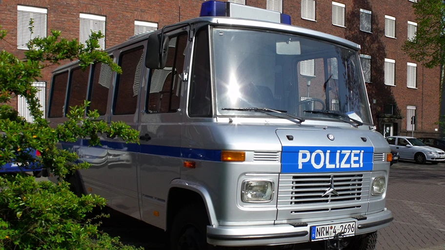 Polizeiauto vor dem Polizeipräsidium Duisburg.