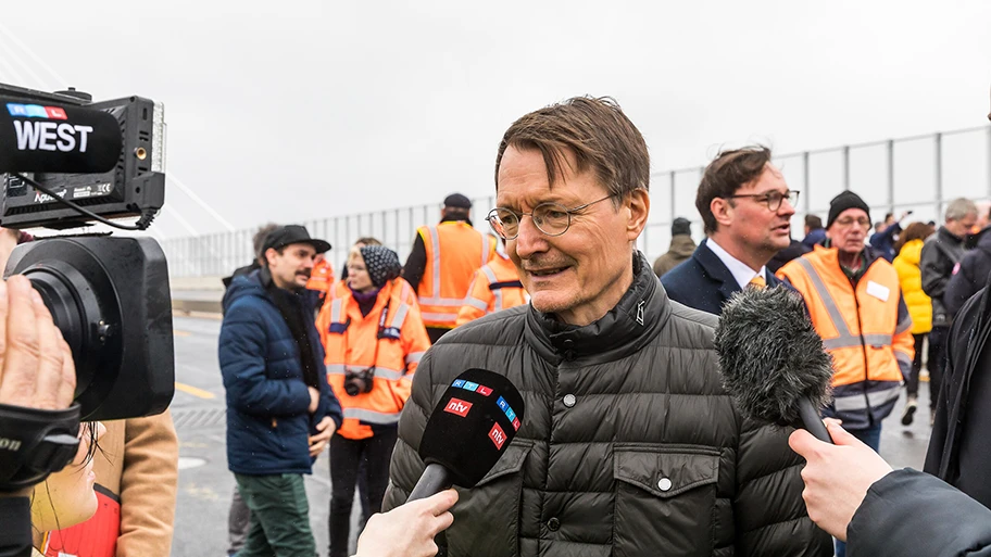 Ein Reporter von RTL/ntv interwiewt Karl Lauterbach während der Eröffnung des 1. Teilstücks der neuen Rheinbrücke in Leverkusen, Februar 2024.