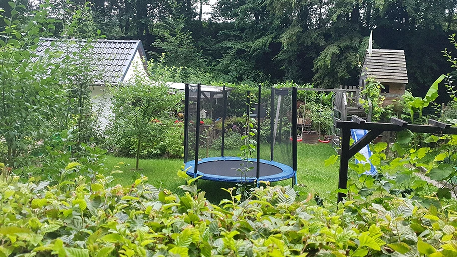 Trampolin im Garten.