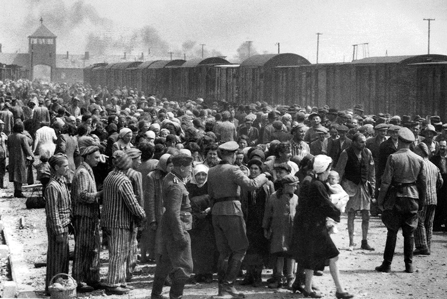 Selektion ungarischer Juden auf der Rampe in Auschwitz-II-Birkenau im deutsch besetzten Polen, Mai/Juni 1944, in der Endphase des Holocaust. Die Juden wurden entweder zur Arbeit oder in die Gaskammer geschickt.