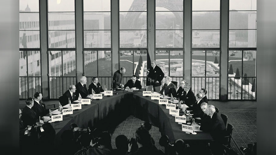 Unterzeichnung der NATO-Mitgliedschaftseinladung an Westdeutschland im NATO-Hauptquartier in Paris, 1954.